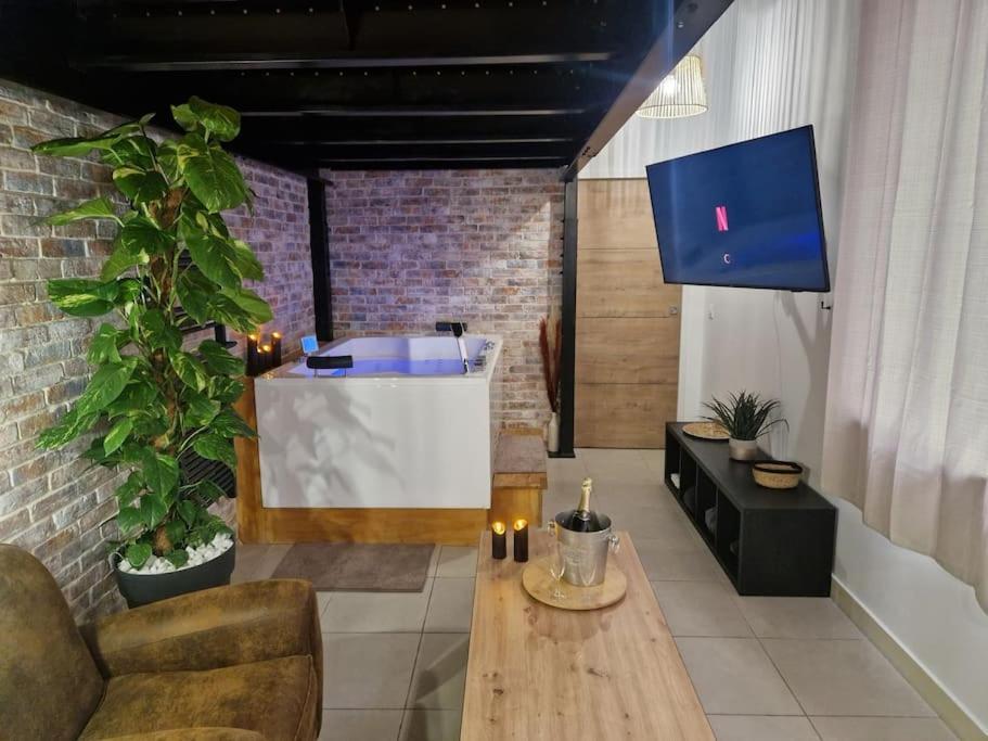 Au Spa De Llea Suite Retro أفينيون المظهر الخارجي الصورة